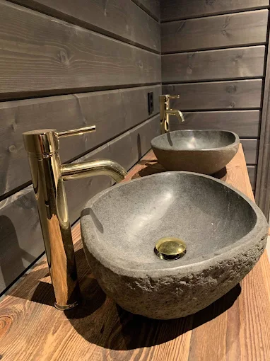 Baderomsdetalj med steinservant