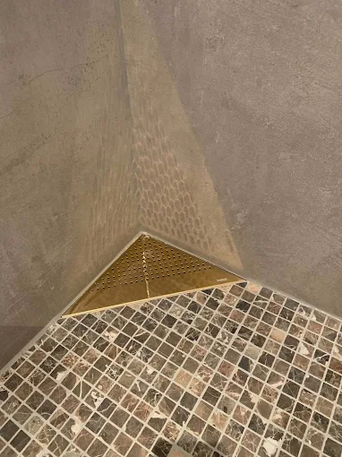 Ferdig bad med mosaikkdusj